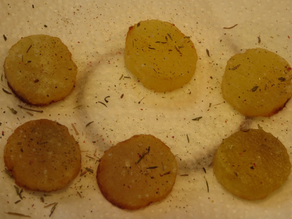 añadido de las especias a las rodajas de patata
