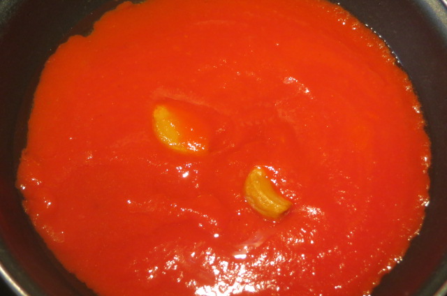realizando el sofrito de tomate