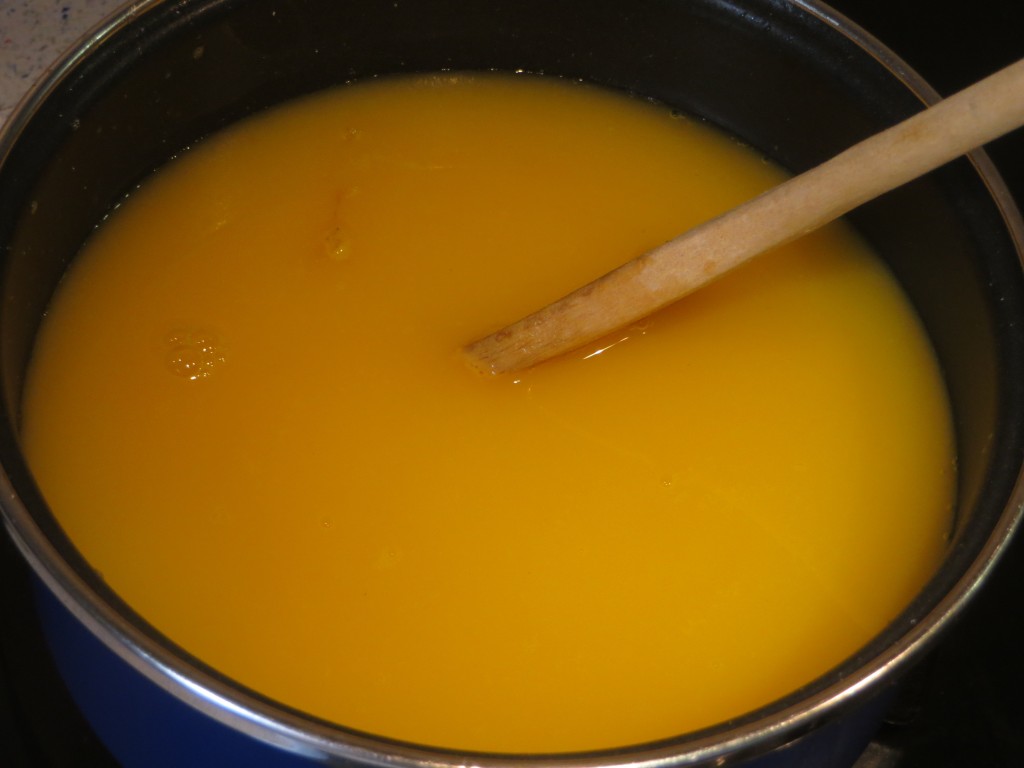 zumo de naranja añadido al azúcar derretido