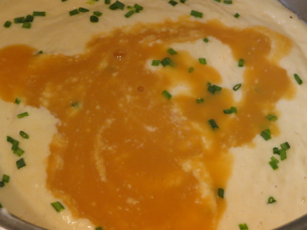 mezclando la crema de mariscos a la salsa de queso