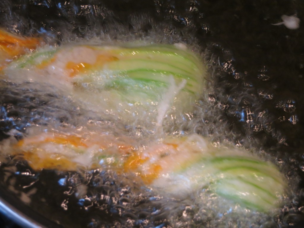 fritura en tempura de las flores de calabacín rellenas