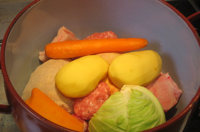 verduras y carnes en la olla