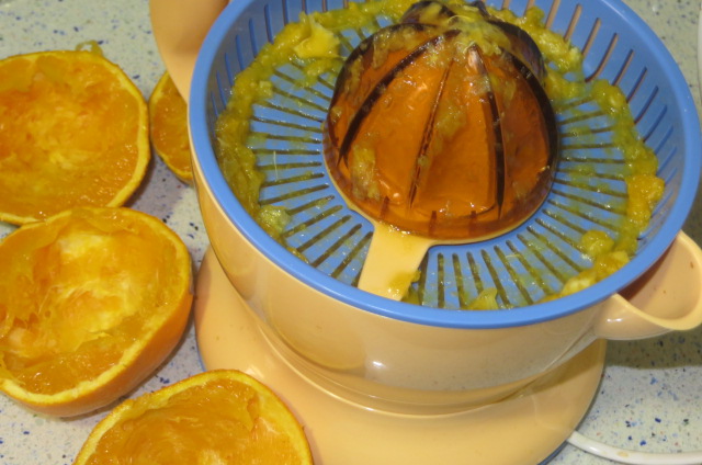 exprimiendo las naranjas