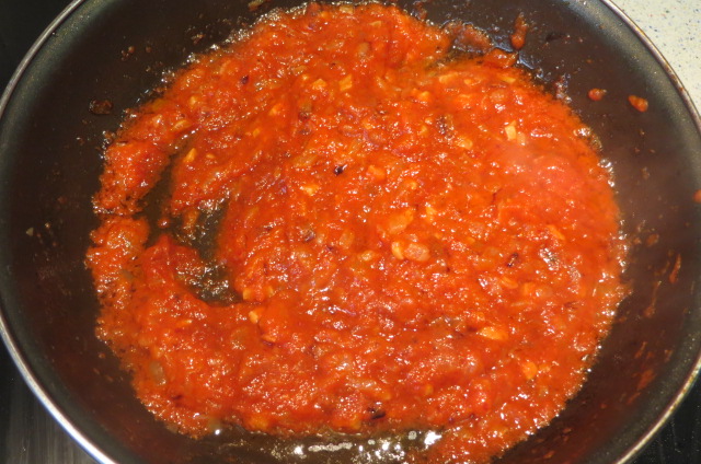añadiendo el tomate y la ñora al sofrito