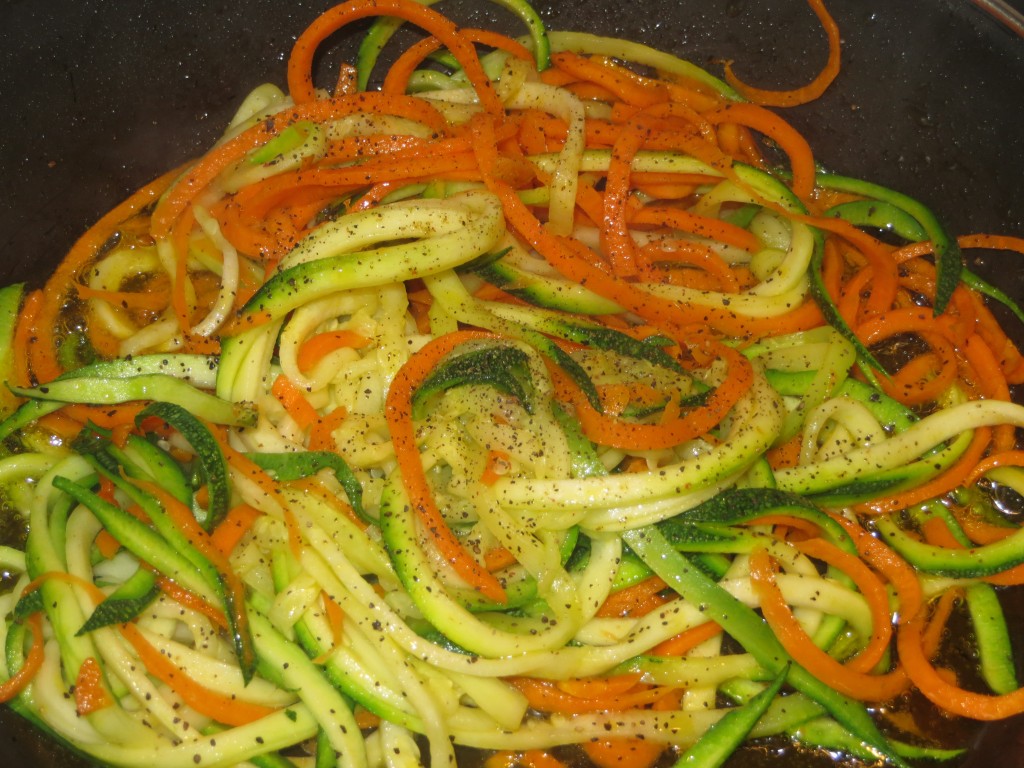 salpimentando los tallarines de verduras