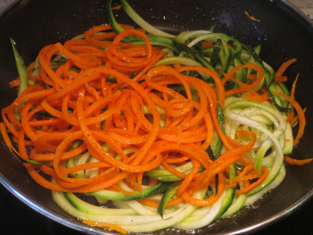 dorando los tallarines de  verduras