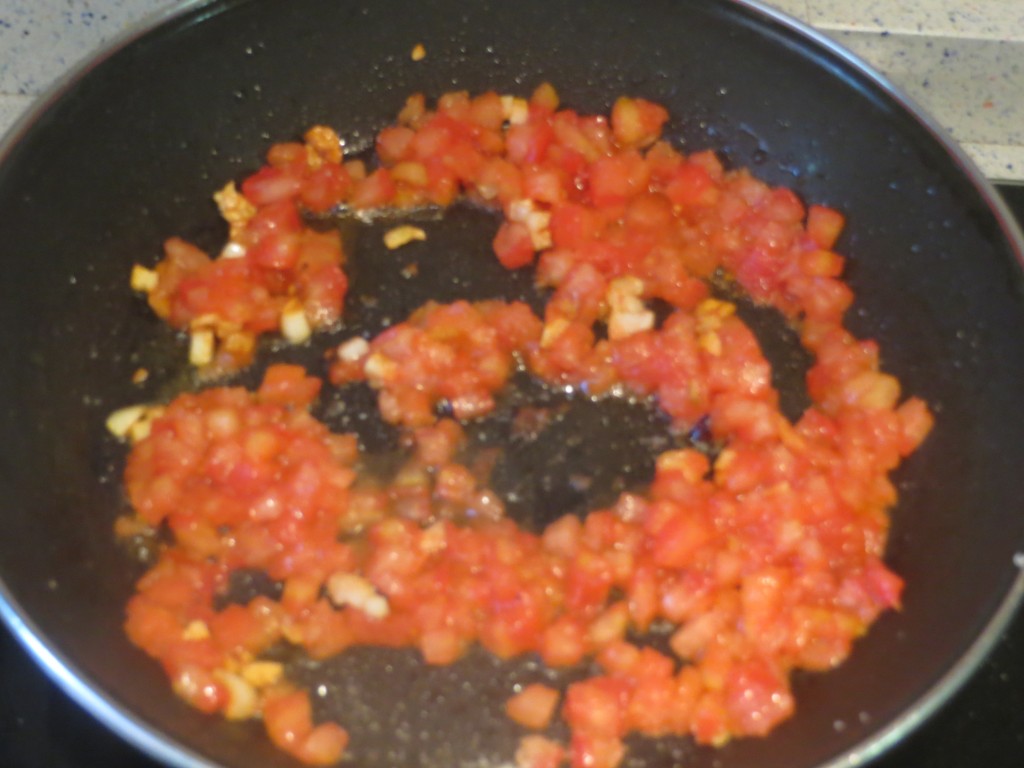 sofriendo el ajo y el tomate