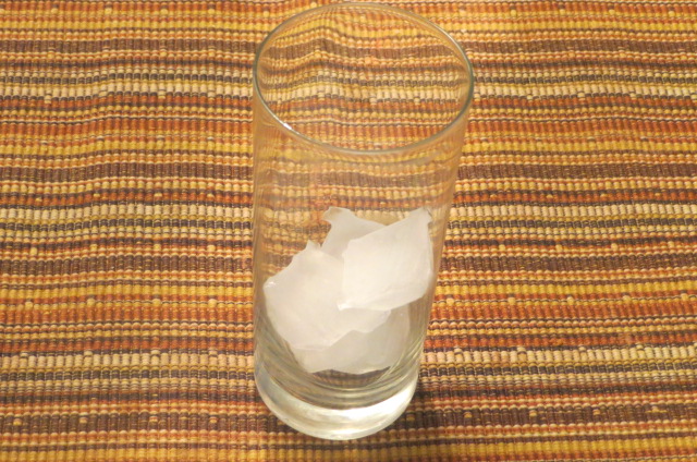 vaso con cubitos de hielo