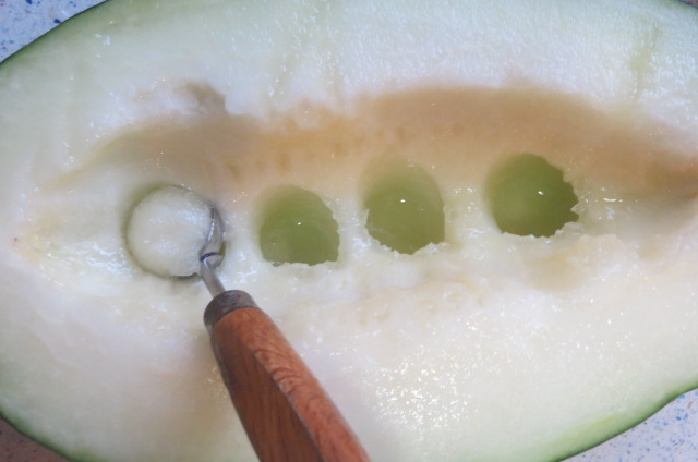 realizando las bolas con la pulpa del melón