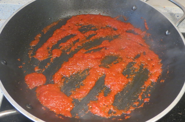 realizando el sofrito de tomate y carne de ñora