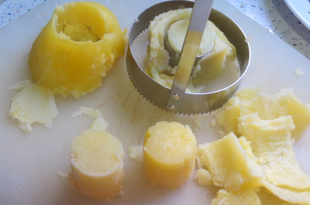 cortando los cilindros de patata cocida