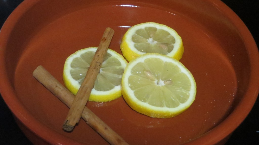 colocando el limón y la canela 