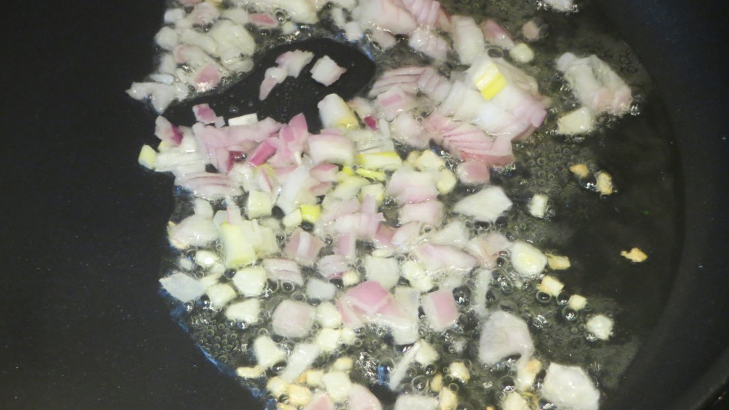 pochando la cebolla junto a los ajos