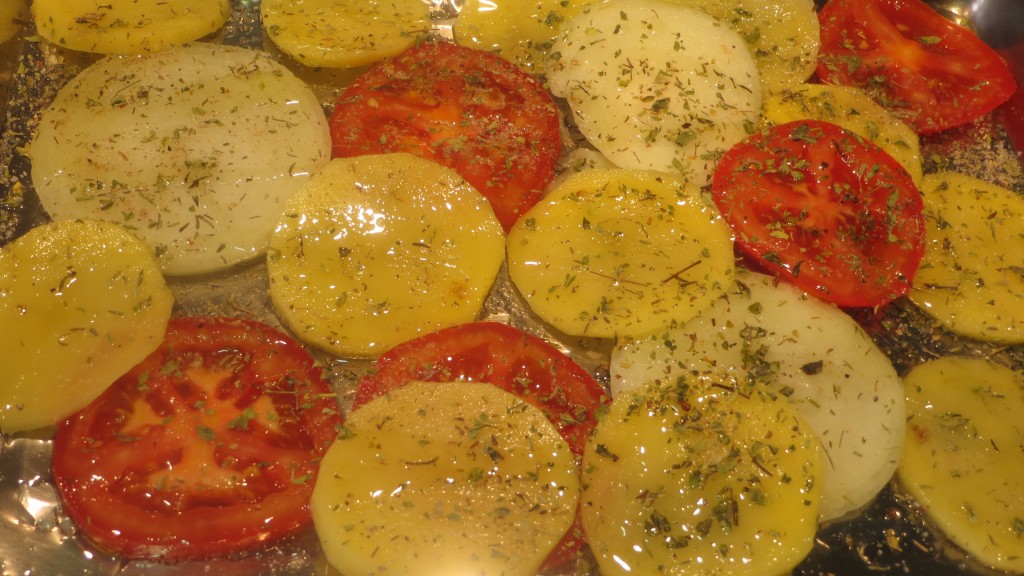 aceite y especias incorporadas a las patatas y verduras