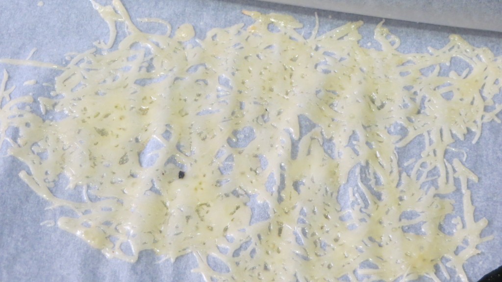 queso rallado colocado sobre el papel de cocina