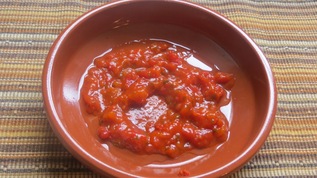 salsa de tomate en la base del plato