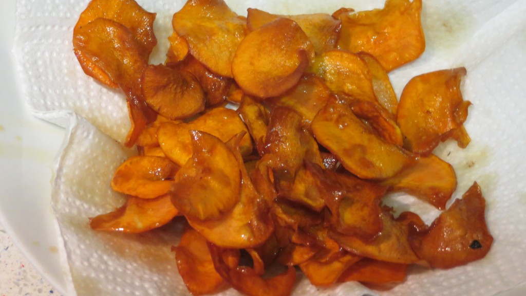 chips de moniato sobre papel absorbente