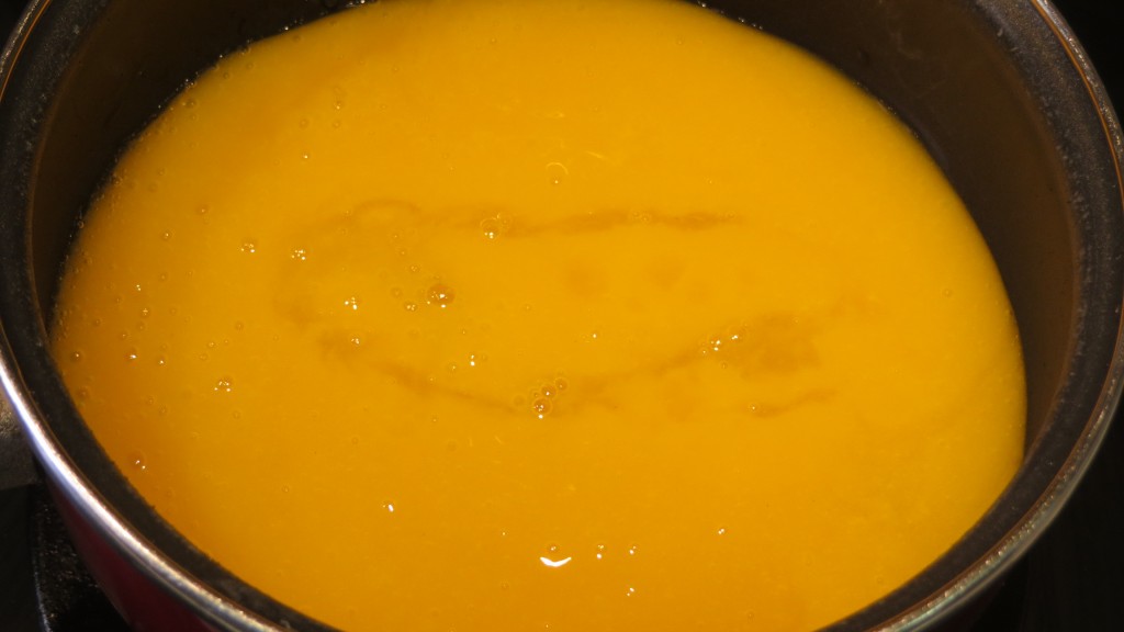 vertido del Cointreau a la salsa de mango