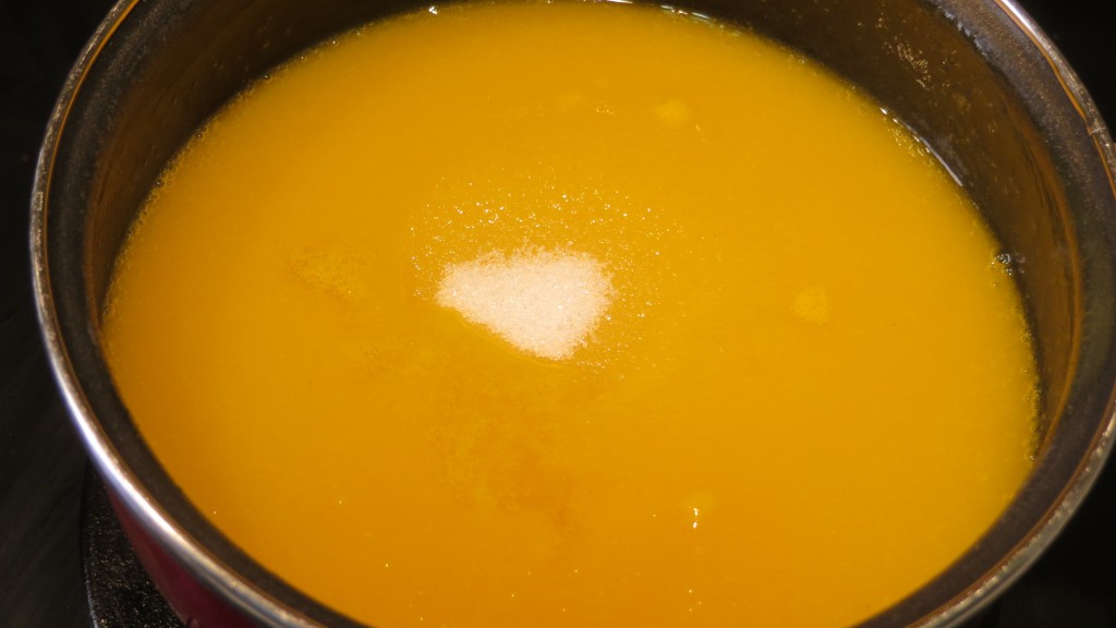 incorporación del azúcar a la salsa de mango