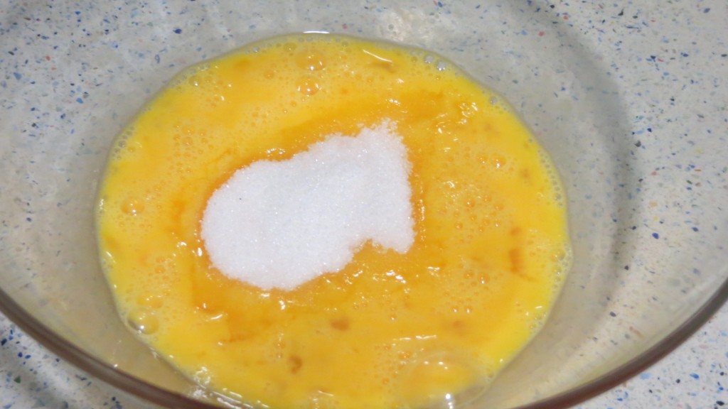 azúcar incorporada a los huevos batidos