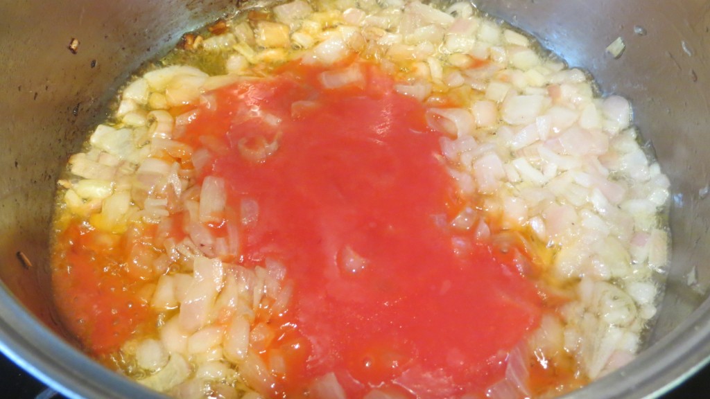 tomate incorporado a la cebolla pochada