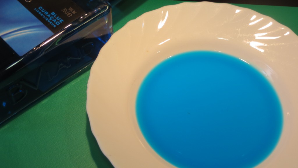 plato con curasao azul