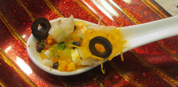 cuchara de ensalada de bacalao, naranja y aceituna