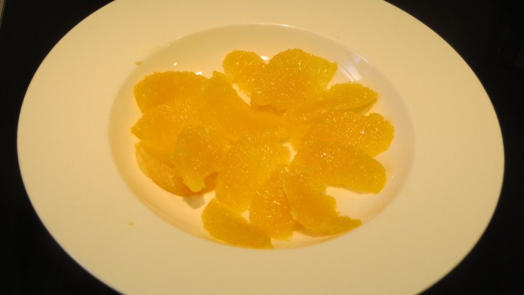 incorporación de los gajos de naranja en el plato