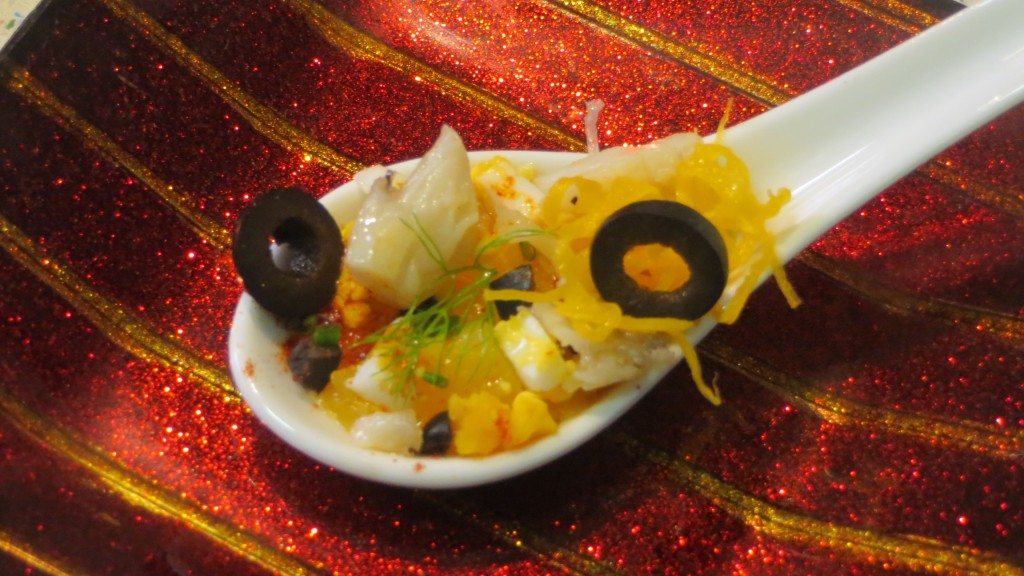 cuchara de ensalada de bacalao con naranja, huevo y aceitunas