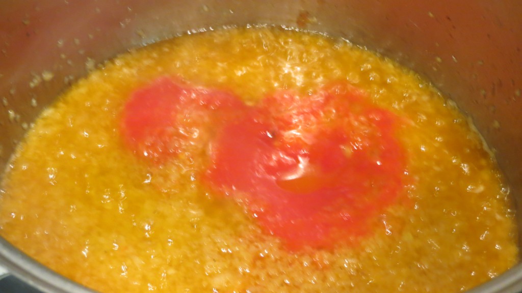 tomate incorporado a la cebolla dorada