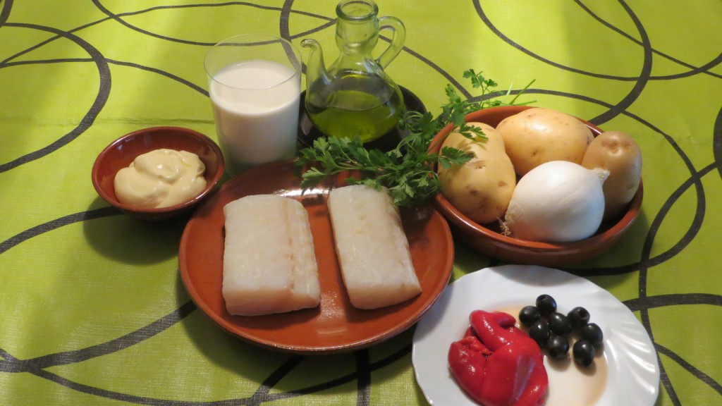 ingredientes del bacalao gratinado con mayonesa, cebolla y puré ligero de patata