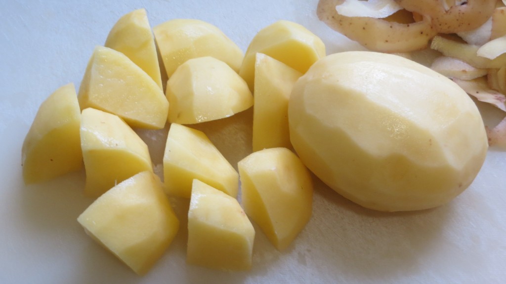 patatas peladas y cortadas
