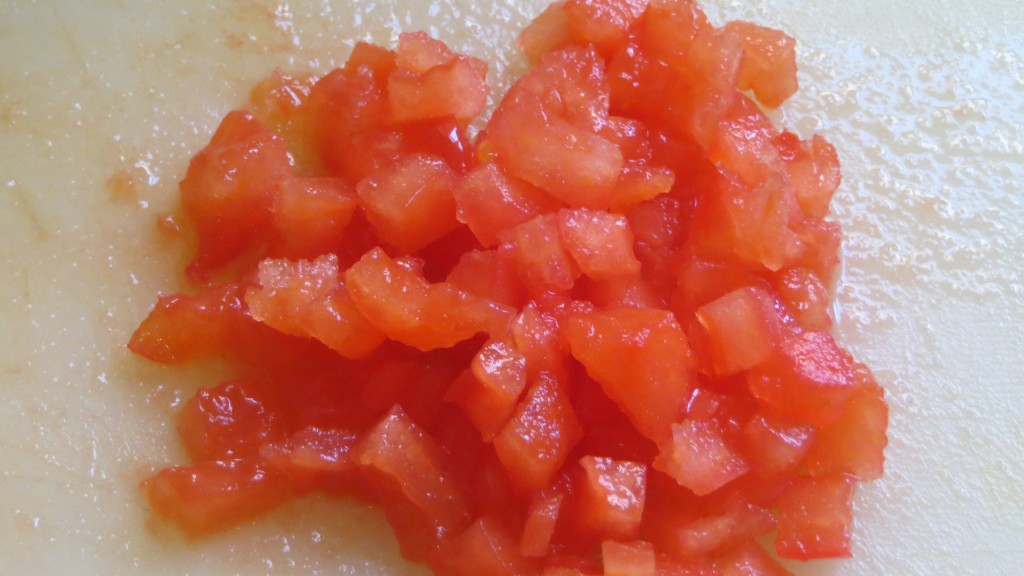 tomate limpio y cortado en Brunoise