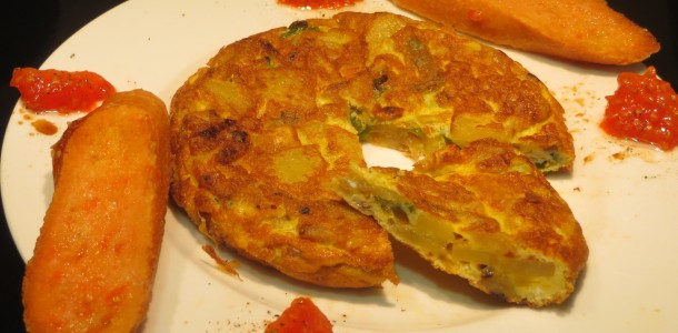 tortilla de patata con cebolla y pimiento verde