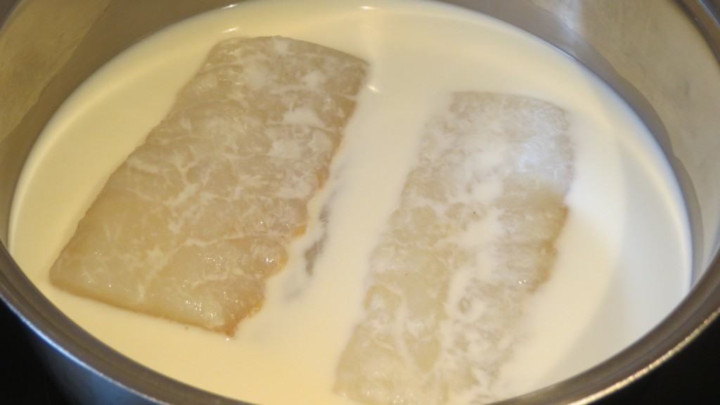 trozos de bacalao cociendo en agua y leche
