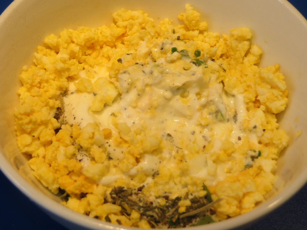 huevo chafado incorporado al queso fresco y las finas hierbas