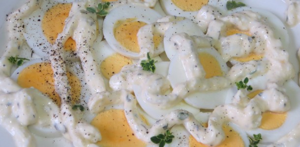 huevos duros con mayonesa de queso
