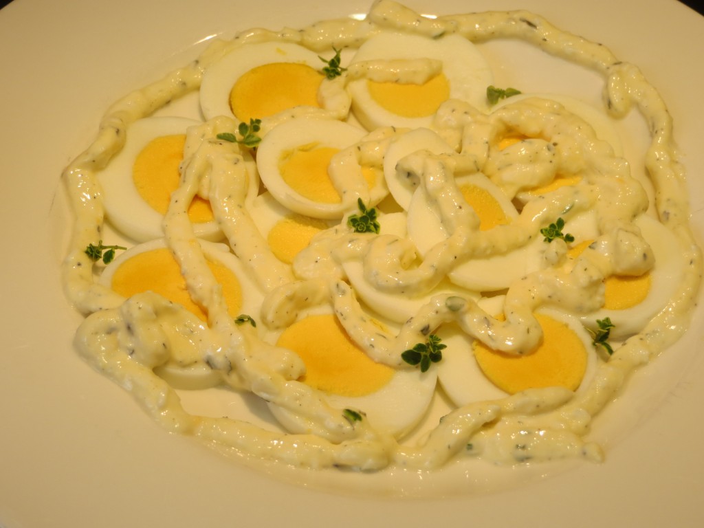 mayonesa incorporada a los huevos cortados