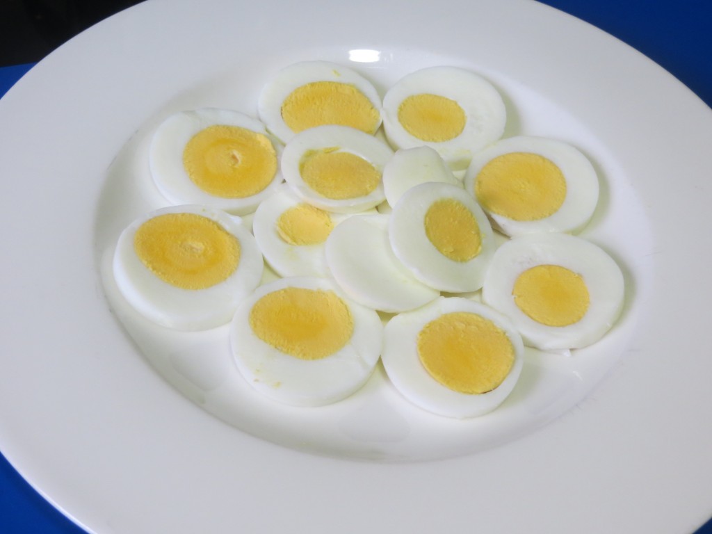huevos duros cortados colocados en el plato