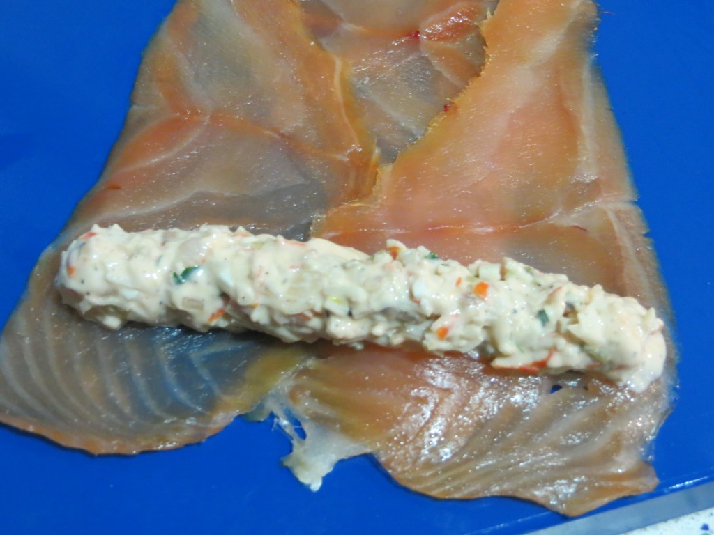 cordón de relleno sobre el salmón ahumado