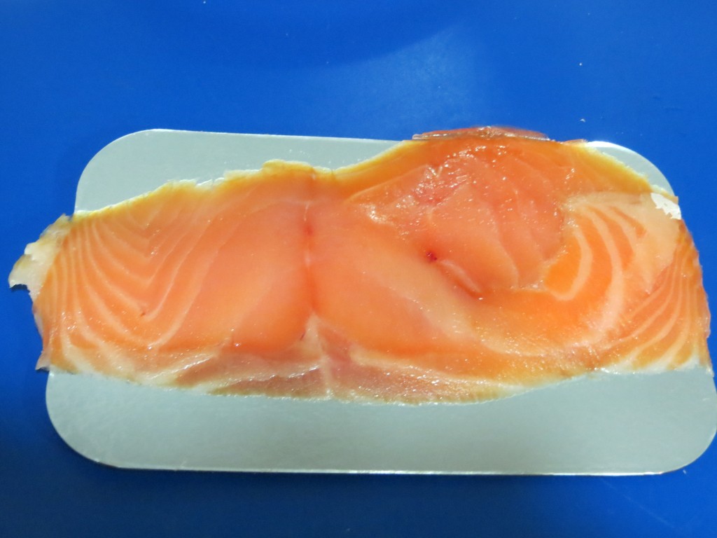 salmón ahumado fuera del envase