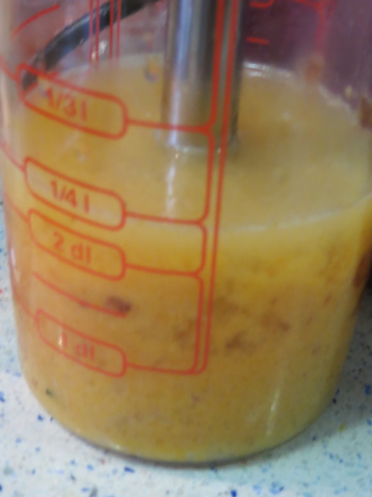 jugo y zumo incorporados a los ingredientes de la salsa de melocotón