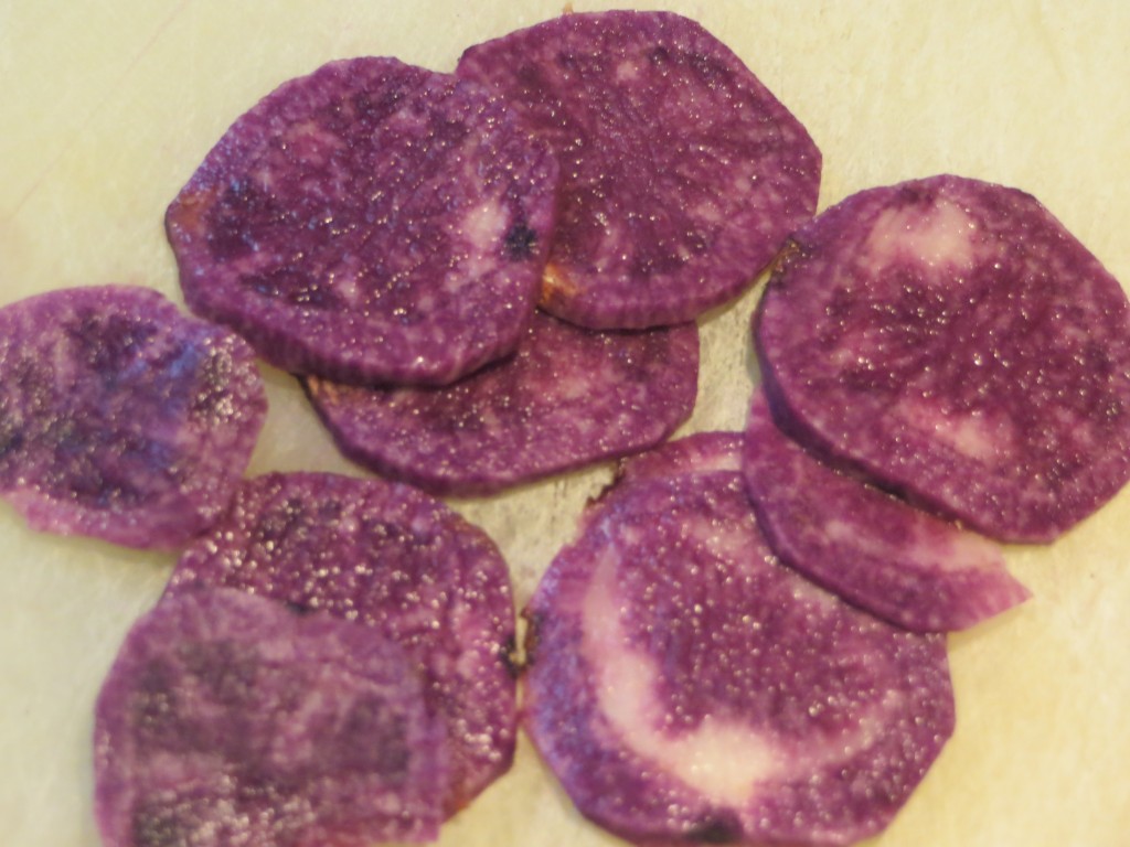 rodajas finas de patata violeta