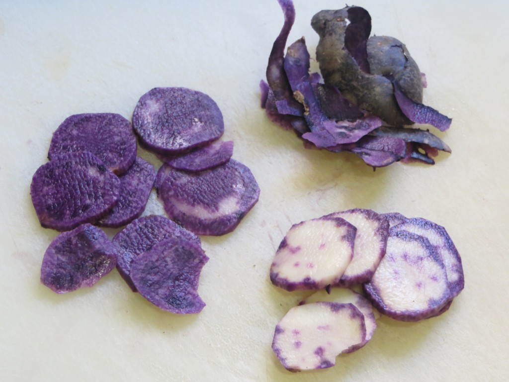 patata violeta cortada en finas lonchas