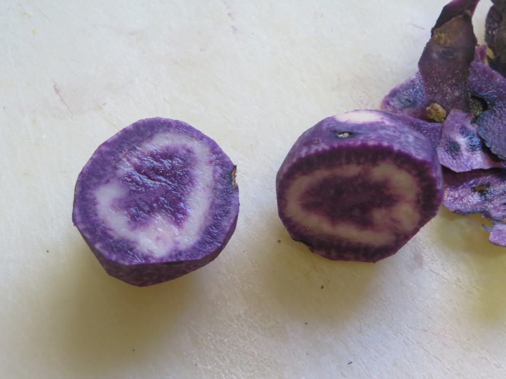 patata violeta cortada por la mitad