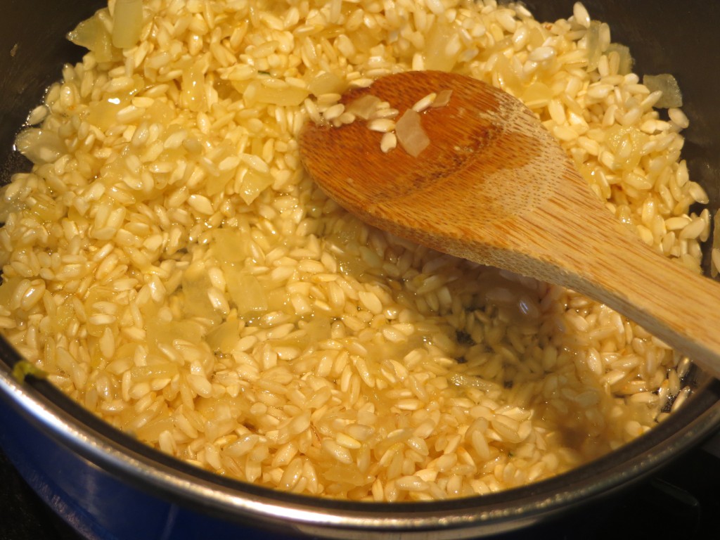 arroz removido con la cuchara
