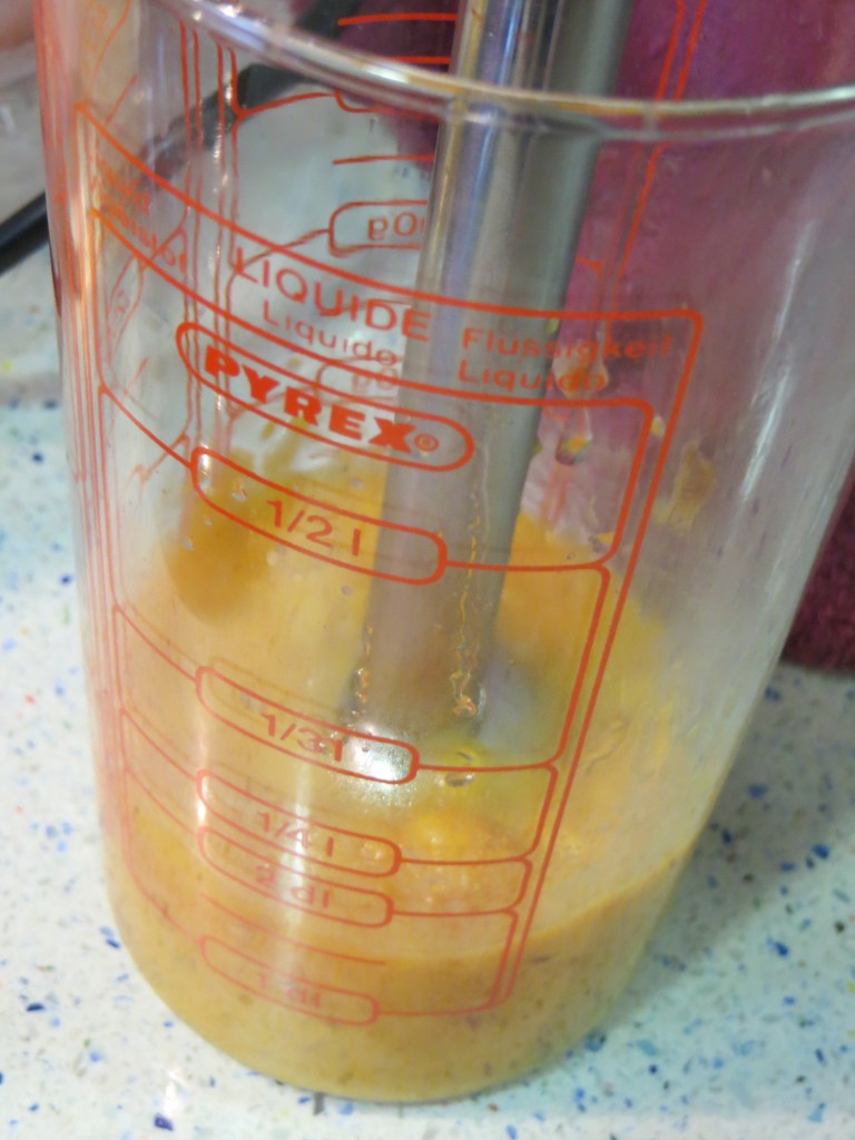 triturando los ingredientes de la salsa de melocotón con sanguina