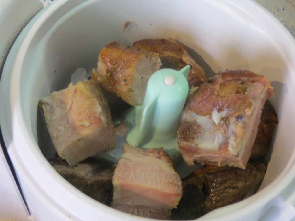 carnes rustidas introducidas en el robot de cocina 
