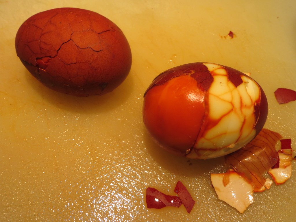 huevos marmolados pelados