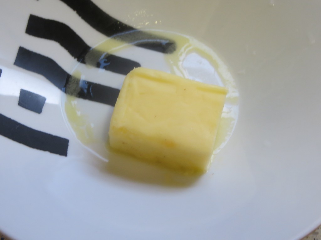 mantequilla en un plato hondo